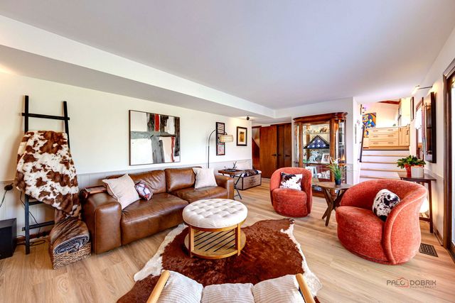 2042 S Goebbert Road, Arlington Heights, IL 60005