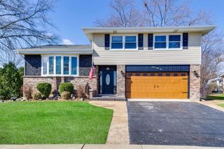 2042 S Goebbert Road, Arlington Heights, IL 60005