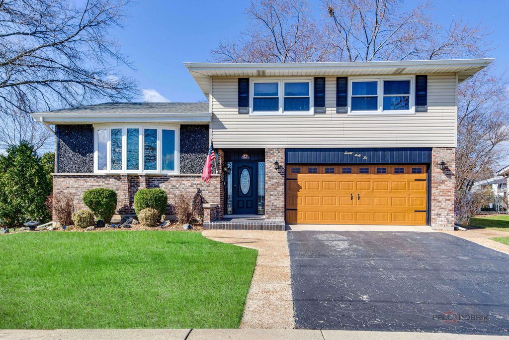 2042 S Goebbert Road, Arlington Heights, IL 60005