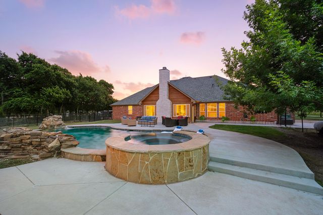 1216 West Road, Waxahachie, TX 75165