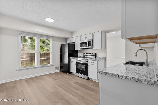 8308 Daverman Dr, Louisville, KY 40228
