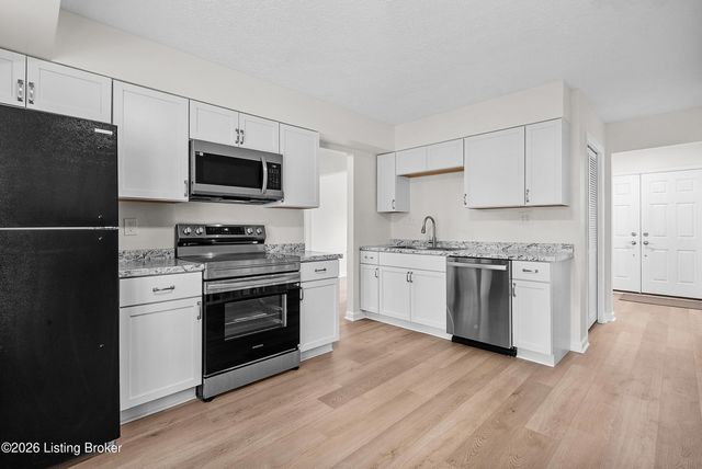 8308 Daverman Dr, Louisville, KY 40228