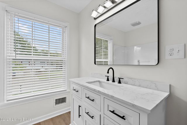 8308 Daverman Dr, Louisville, KY 40228