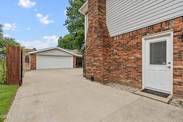 8308 Daverman Dr, Louisville, KY 40228