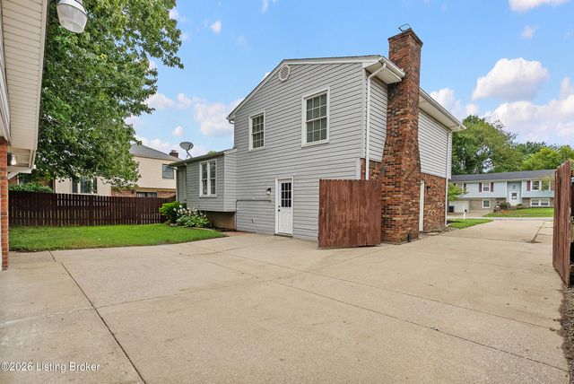8308 Daverman Dr, Louisville, KY 40228