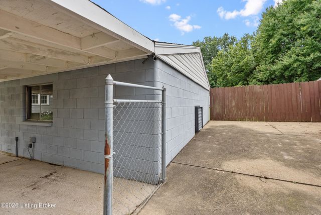 8308 Daverman Dr, Louisville, KY 40228