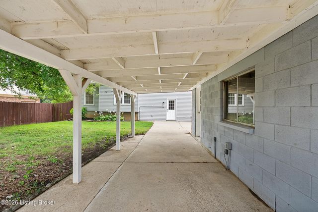 8308 Daverman Dr, Louisville, KY 40228