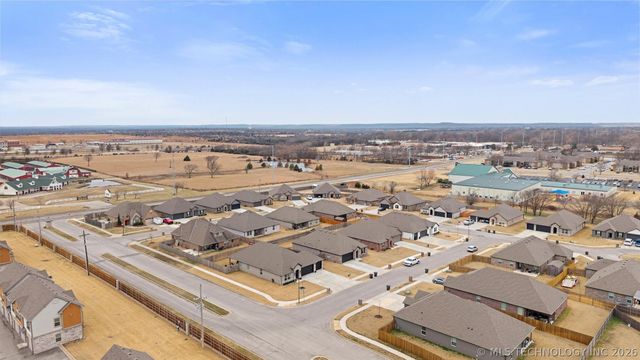 6423 Goldenrod Lane, Bartlesville, OK 74006