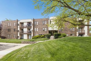 2216 Country Club Drive 15, Woodridge, IL 60517