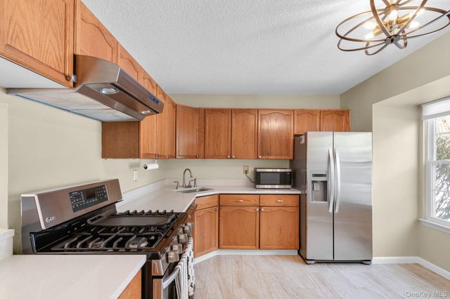 8 Cumberland Court, Peekskill, NY 10566