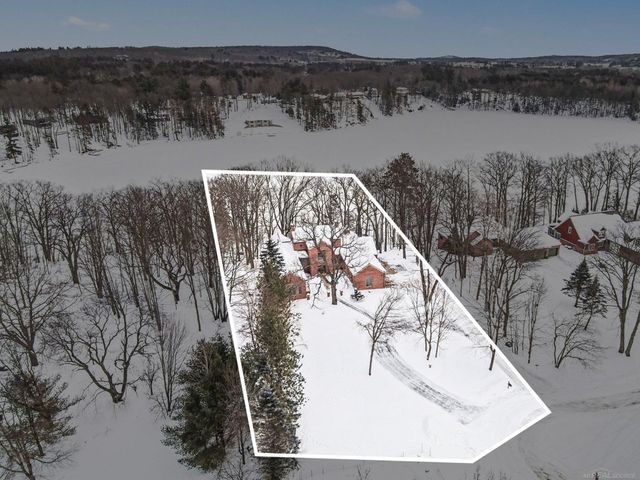 N3870 N Grand Oak Drive, Breitung Twp, MI 49801