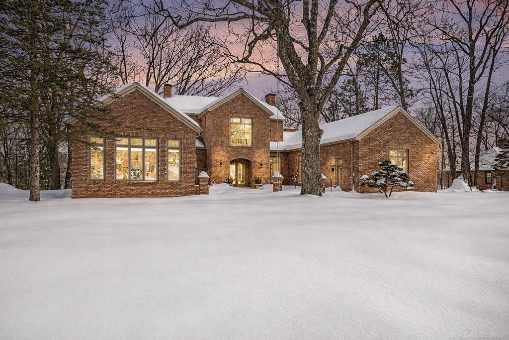 N3870 N Grand Oak Drive, Breitung Twp, MI 49801