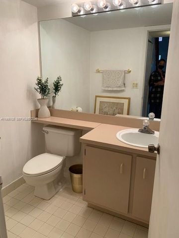 513 Racquet Club Rd 55, Weston, FL 33326