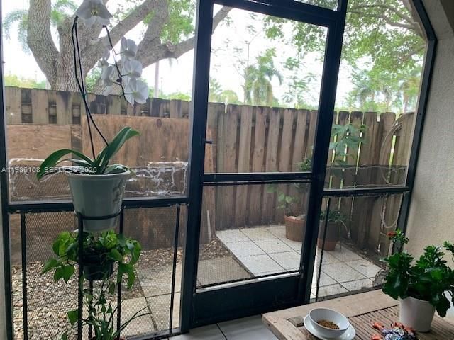 513 Racquet Club Rd 55, Weston, FL 33326