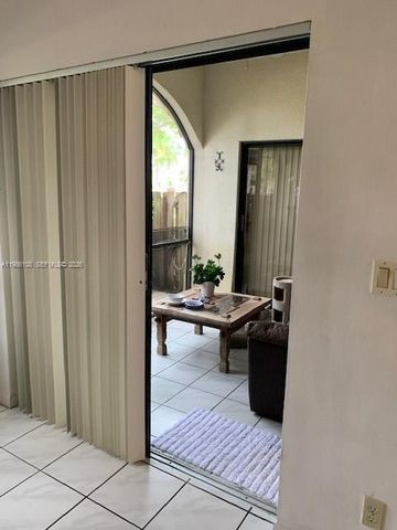 513 Racquet Club Rd 55, Weston, FL 33326