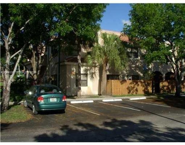 513 Racquet Club Rd 55, Weston, FL 33326