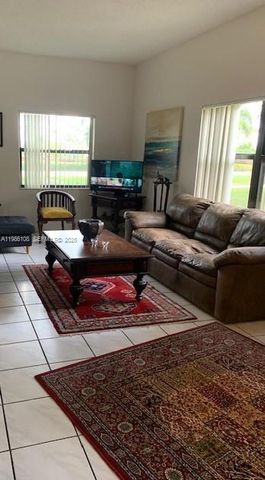 513 Racquet Club Rd 55, Weston, FL 33326