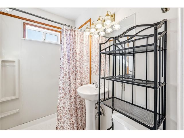 7404 Ne HASSALO St, Portland, OR 97213