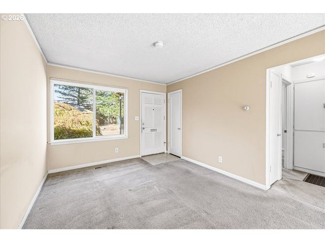 7404 Ne HASSALO St, Portland, OR 97213