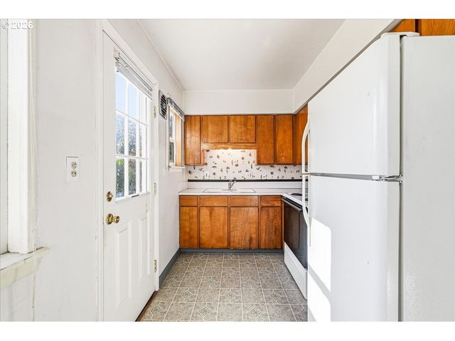 7404 Ne HASSALO St, Portland, OR 97213