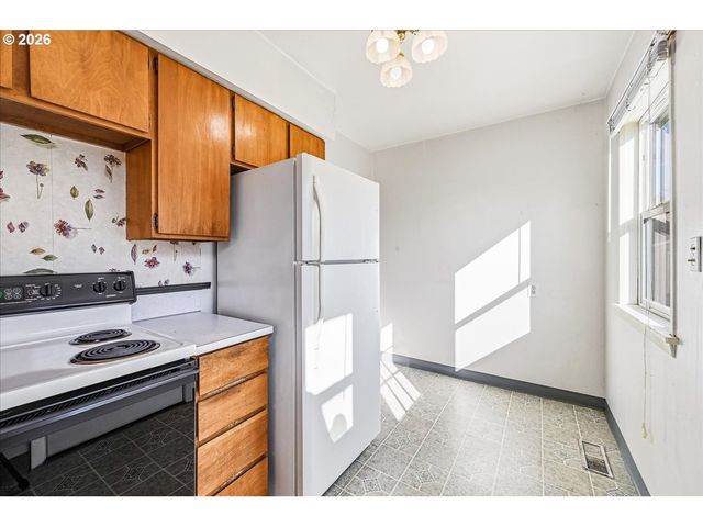 7404 Ne HASSALO St, Portland, OR 97213