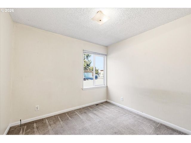 7404 Ne HASSALO St, Portland, OR 97213