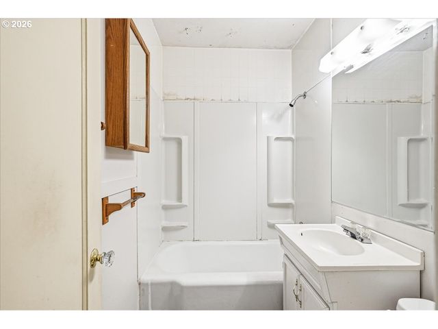 7404 Ne HASSALO St, Portland, OR 97213