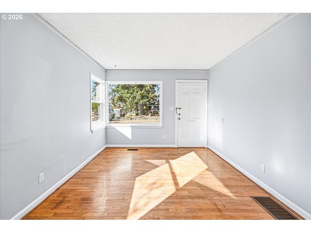 7404 Ne HASSALO St, Portland, OR 97213