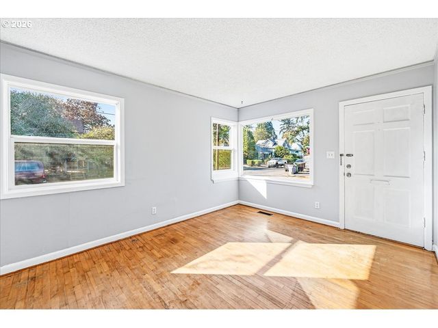 7404 Ne HASSALO St, Portland, OR 97213