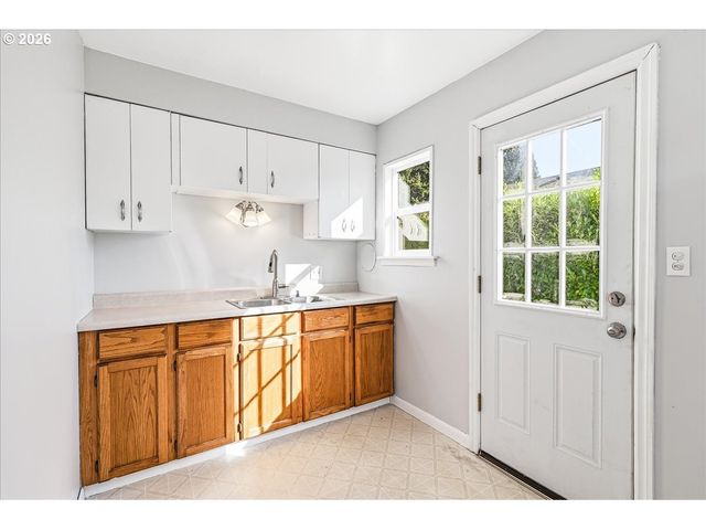 7404 Ne HASSALO St, Portland, OR 97213