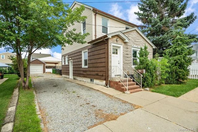 984 Maxwell Street, Franklin Square, NY 11010