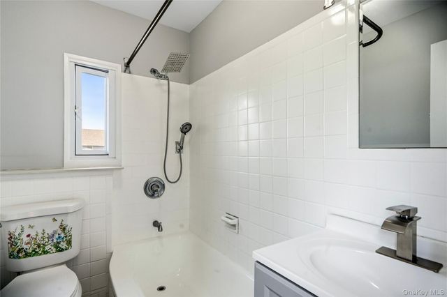 984 Maxwell Street, Franklin Square, NY 11010