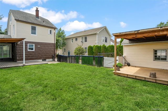984 Maxwell Street, Franklin Square, NY 11010
