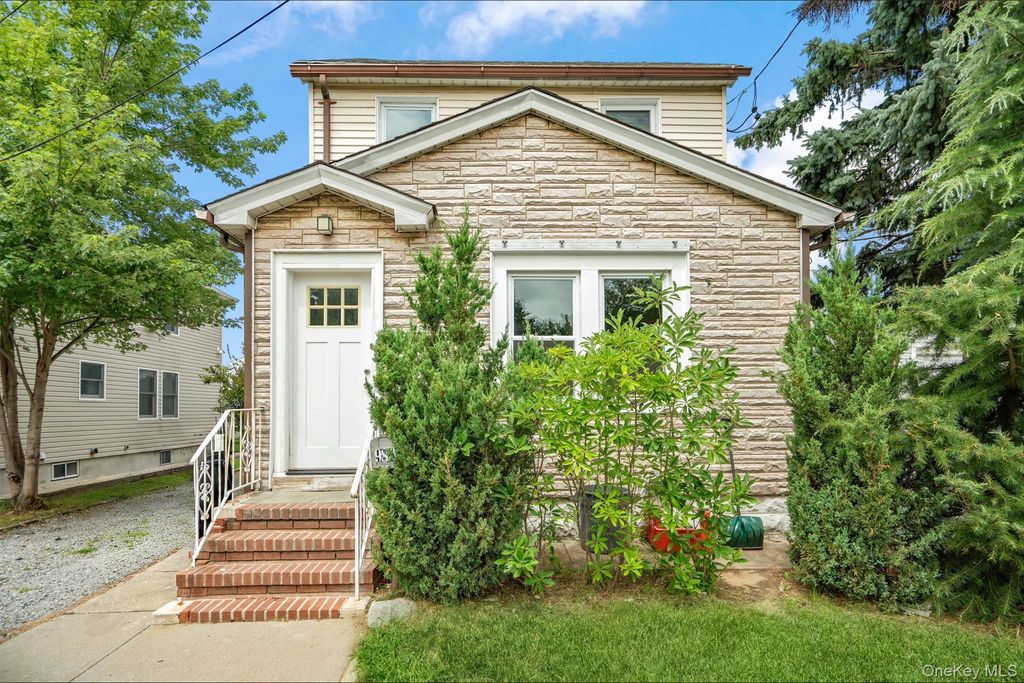 984 Maxwell Street, Franklin Square, NY 11010