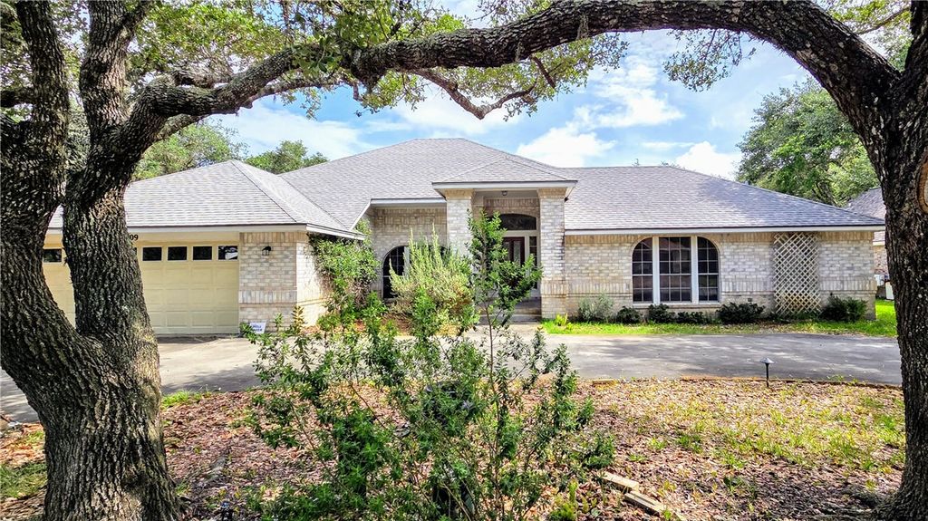 409 Champions Dr, Rockport, TX 78382 — photo 2