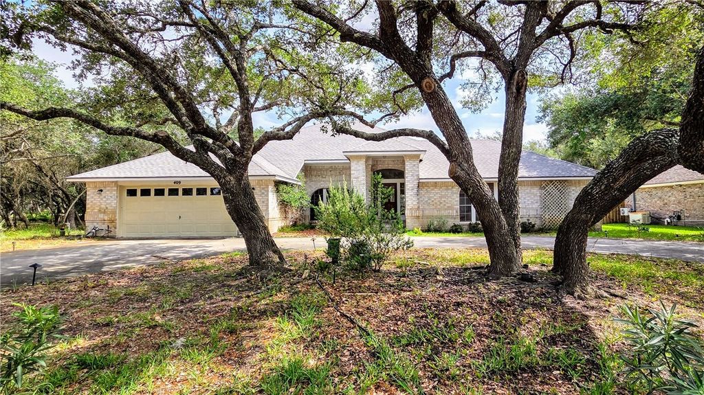 409 Champions Dr, Rockport, TX 78382 — photo 3
