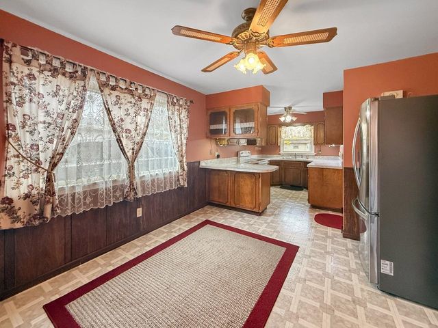 2013 California Dr, Minot, ND 58703