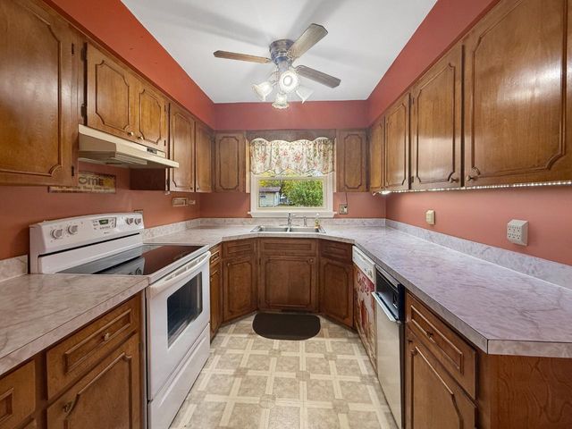 2013 California Dr, Minot, ND 58703