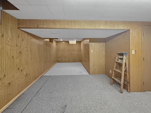 2013 California Dr, Minot, ND 58703