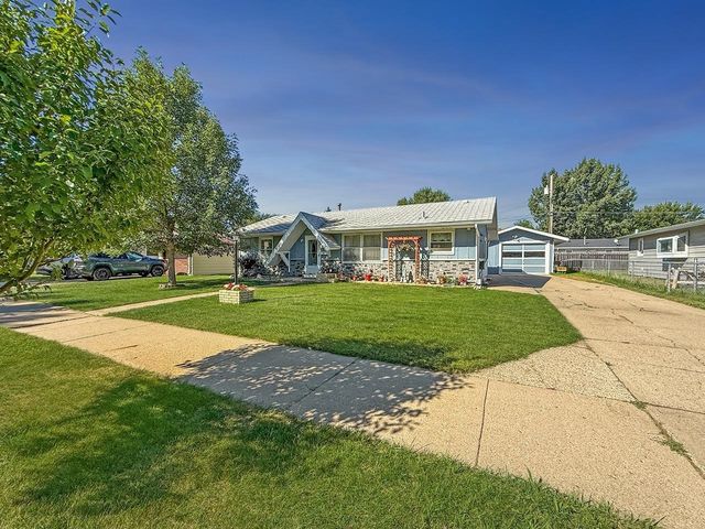 2013 California Dr, Minot, ND 58703