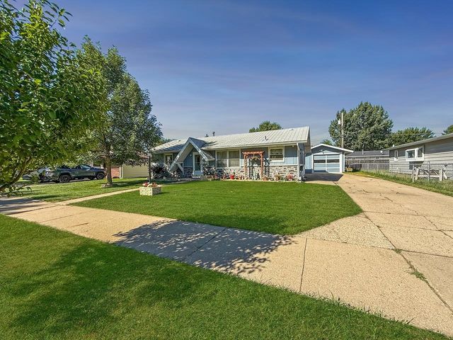 2013 California Dr, Minot, ND 58703