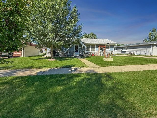 2013 California Dr, Minot, ND 58703