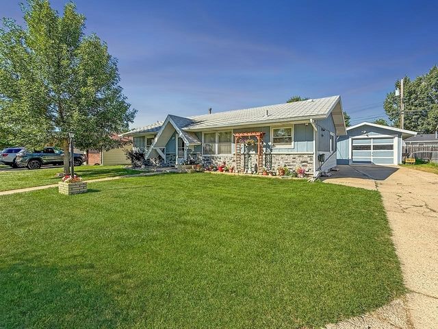 2013 California Dr, Minot, ND 58703