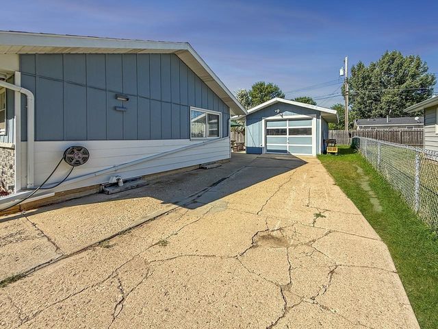 2013 California Dr, Minot, ND 58703