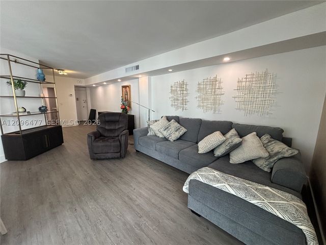 905 Brickell Bay Dr 1124, Miami, FL 33131