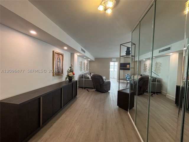 905 Brickell Bay Dr 1124, Miami, FL 33131