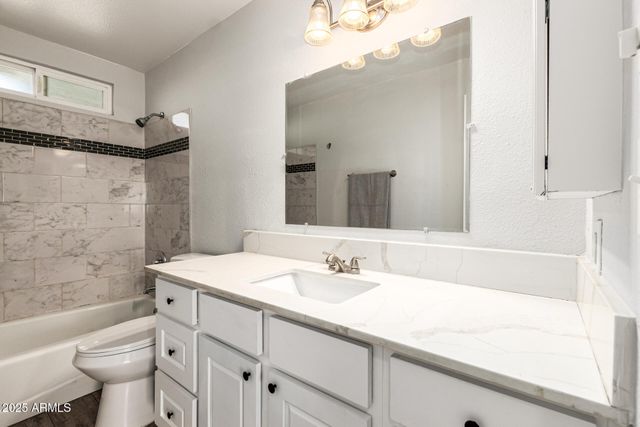 6946 W MERRELL Street, Phoenix, AZ 85033