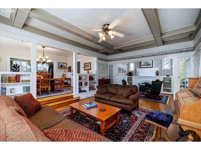 7006 S VIRGINIA Ave, Portland, OR 97219