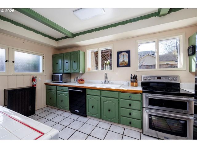 7006 S VIRGINIA Ave, Portland, OR 97219