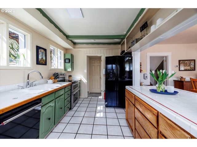 7006 S VIRGINIA Ave, Portland, OR 97219